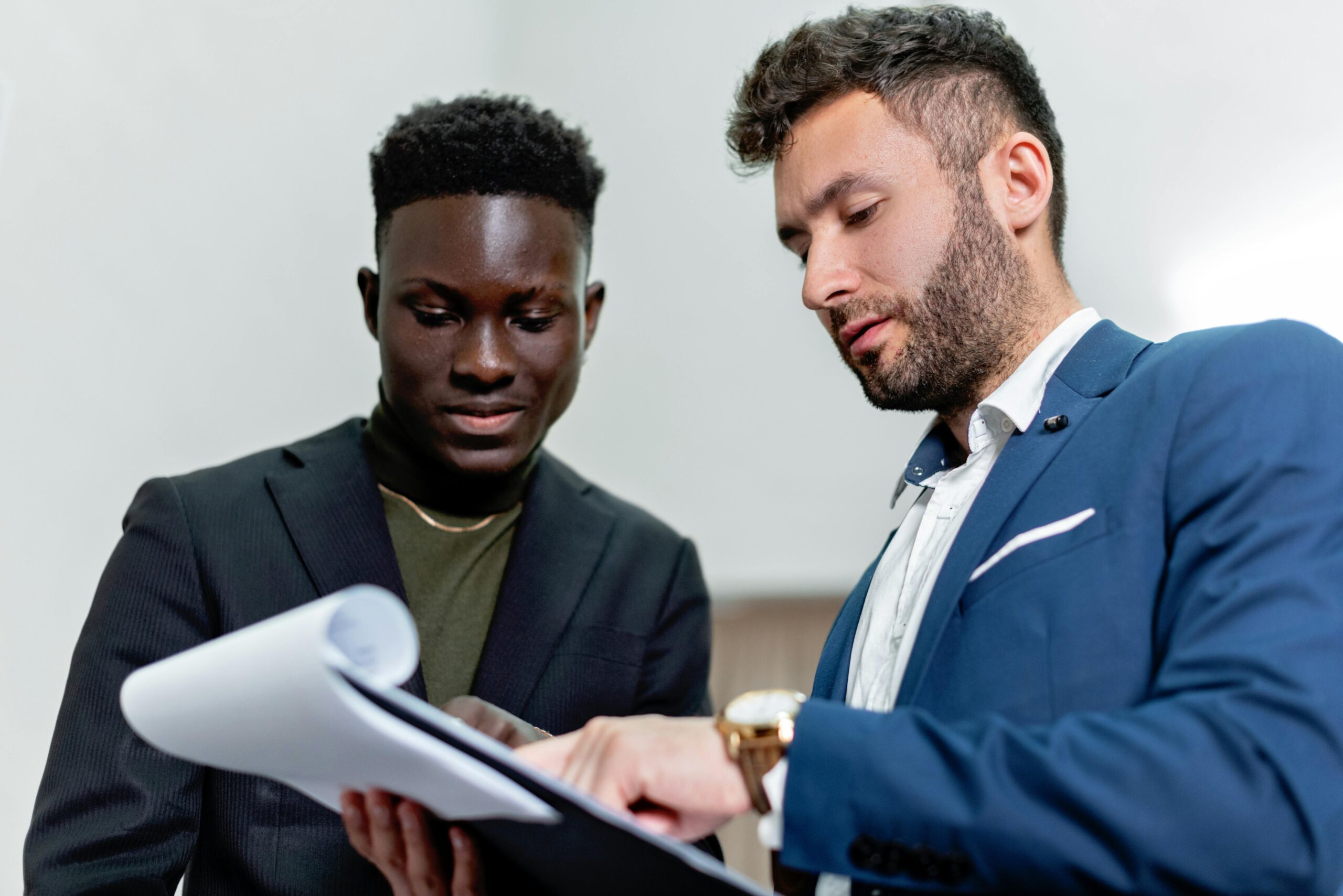 Image of therapist pointing to notepad and explaining concept to athlete during therapy session.