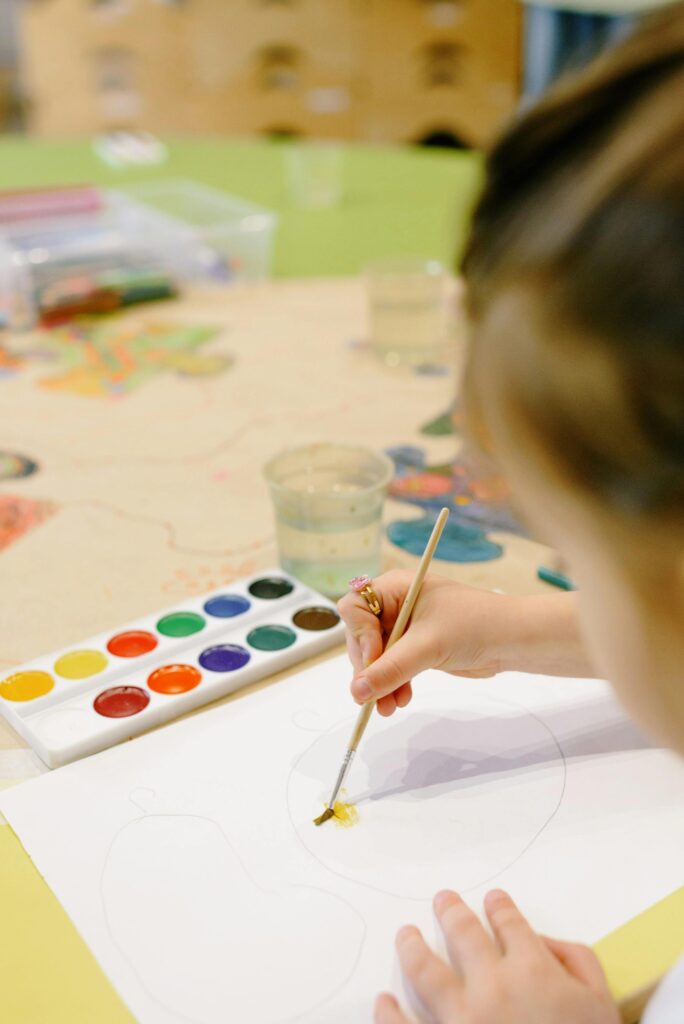 Image of child painting to depict child and adolescent therapy service.